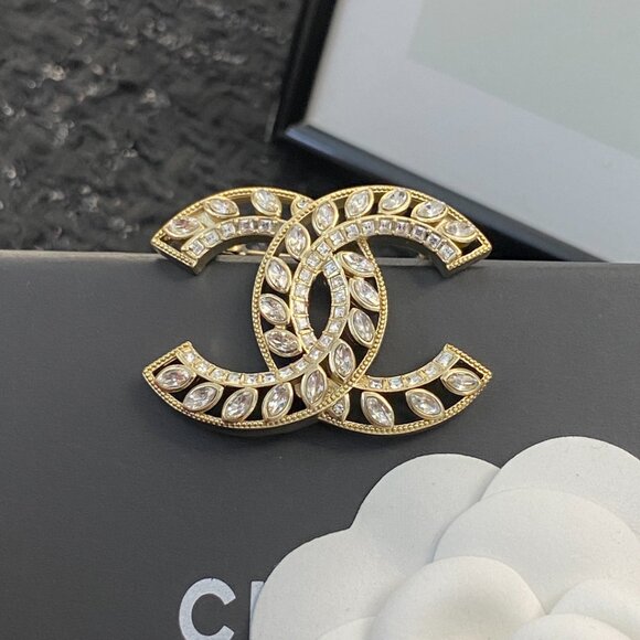 CHANEL Gold and Diamond Brooch - Picture 3 of 8